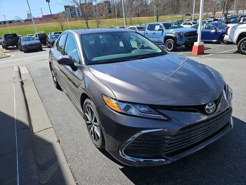 Used 2022 Toyota Camry XLE image 3