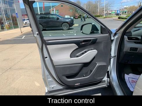 Used 2025 Toyota Highlander LE image 12