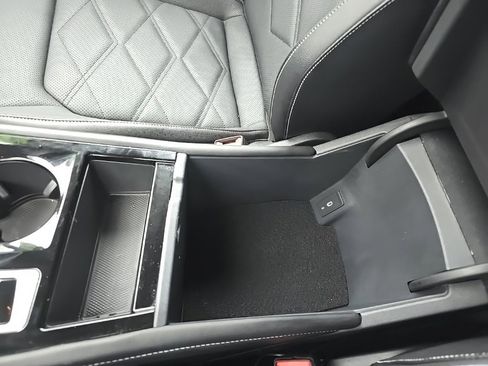 Used 2024 Volkswagen Atlas SE image 32