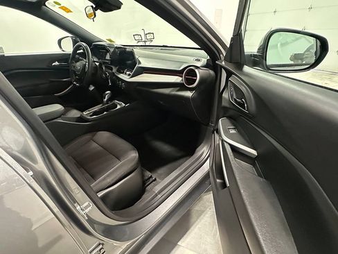 Used 2024 Chevrolet Trax RS FWD image 23