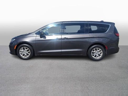 Used 2023 Chrysler Pacifica Touring-L FWD image 7