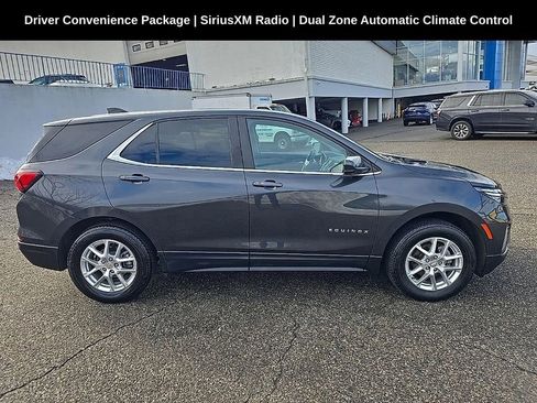 Used 2022 Chevrolet Equinox LT image 2