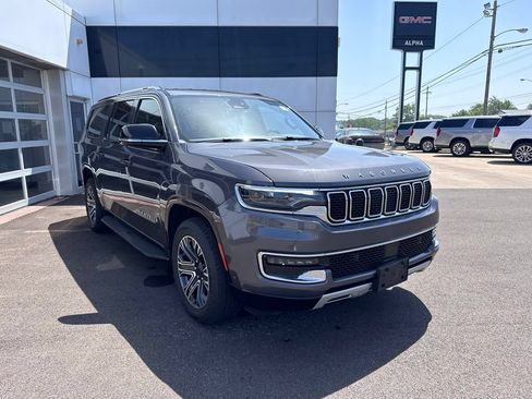 Used 2024 Jeep Wagoneer L Series II w/ Flexible Seating Group AWD/4WD image 4