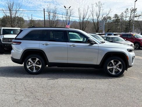 New 2026 Jeep Grand Cherokee Limited w/ Luxury Tech Group II AWD/4WD image 3