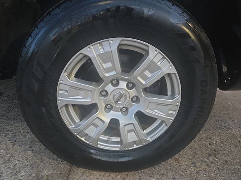 Used 2017 Nissan Titan SV image 31