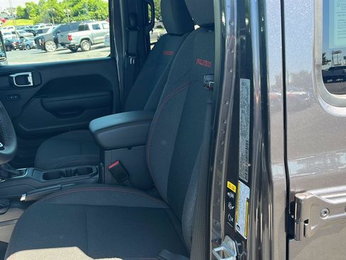 Used 2026 Jeep Wrangler Unlimited Rubicon AWD/4WD image 19