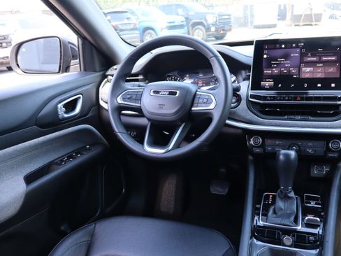 Used 2024 Jeep Compass Latitude image 12