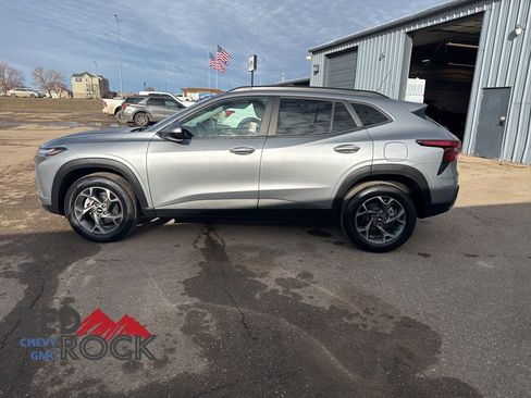 Used 2024 Chevrolet Trax LT w/ Driver Confidence Package image 8