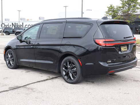 New 2026 Chrysler Pacifica Select image 7