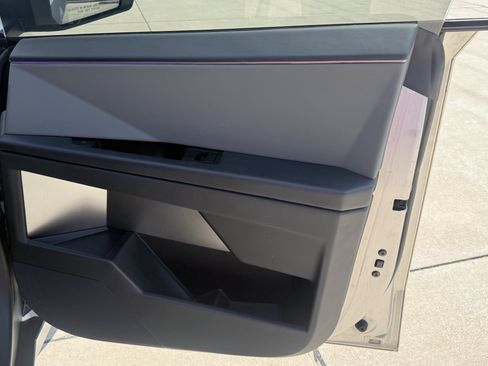 Used 2025 Tesla Cybertruck AWD Crew Cab image 43