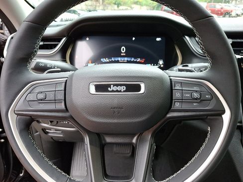 Certified 2023 Jeep Grand Cherokee Laredo w/ Luxury Tech Group I image 18