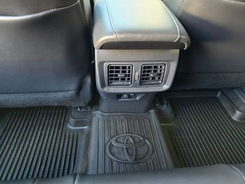 Used 2022 Toyota Venza XLE image 43