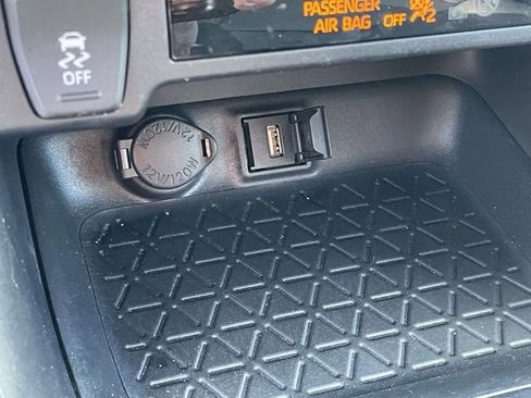 Used 2021 Toyota RAV4 XLE Premium image 39