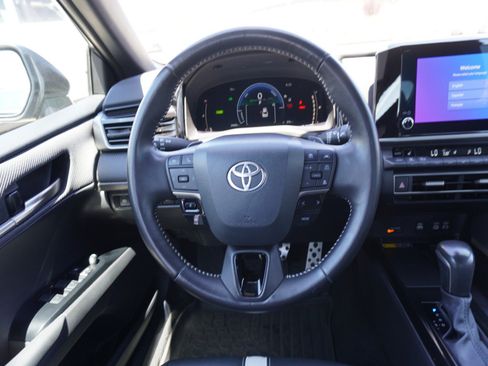 Used 2025 Toyota Camry SE w/ Convenience Package FWD image 15