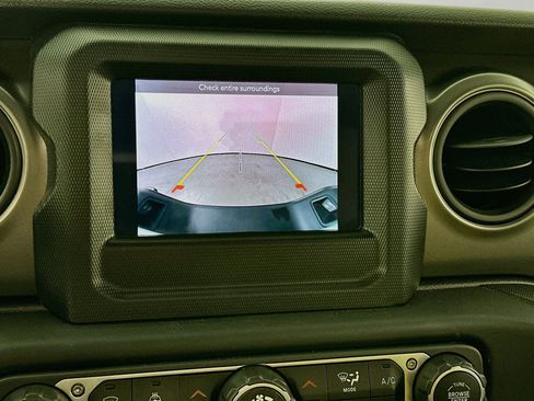 Used 2023 Jeep Gladiator Willys image 13