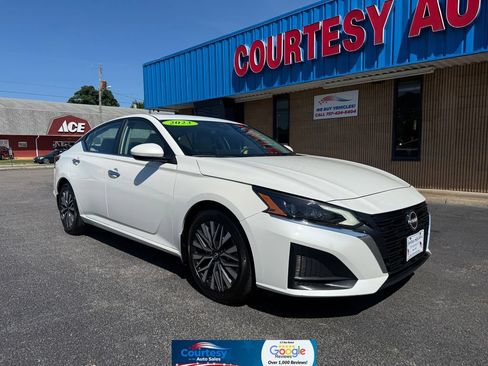 Used 2023 Nissan Altima 2.5 SV w/ SV Premium Package FWD image 1