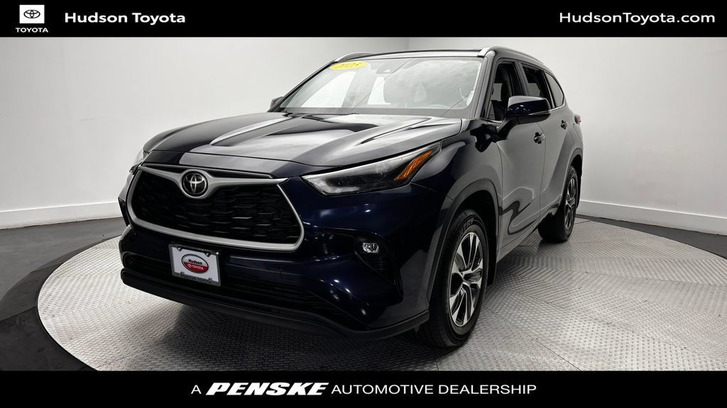 Used 2025 Toyota Highlander XLE AWD/4WD image 1