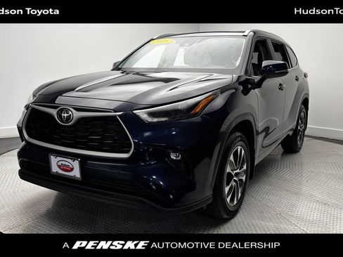 Used 2025 Toyota Highlander XLE AWD/4WD image 1
