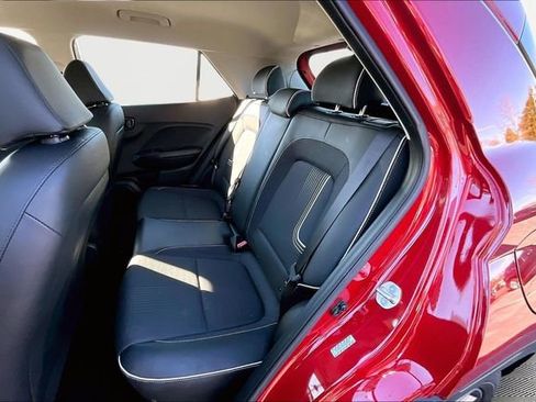 Used 2023 Hyundai Venue Limited image 16