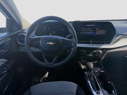 Used 2025 Chevrolet Trax LT FWD image 21