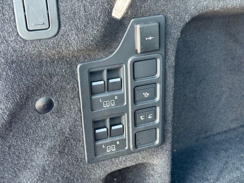 Used 2024 Land Rover Discovery Dynamic SE image 16