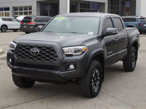 Used 2023 Toyota Tacoma TRD Off-Road image 2