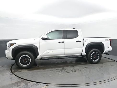Used 2025 Toyota Tacoma TRD Off-Road AWD/4WD image 2