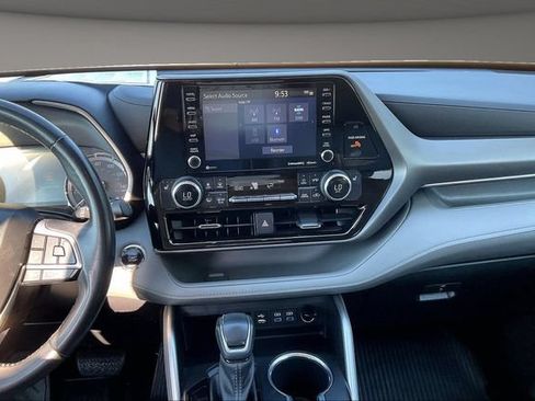 Used 2022 Toyota Highlander XLE AWD/4WD image 6