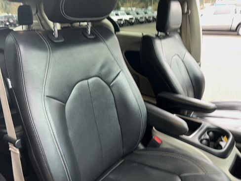 Used 2020 Chrysler Pacifica Touring-L image 28