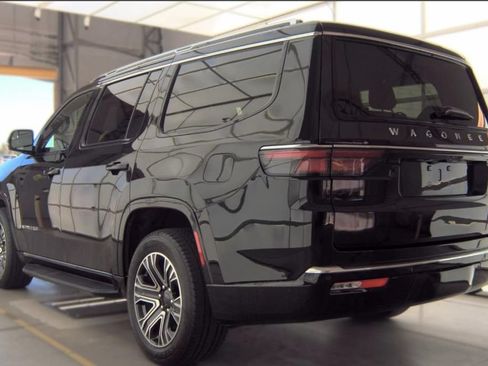 Used 2024 Jeep Wagoneer Series II w/ Flexible Seating Group RWD image 4
