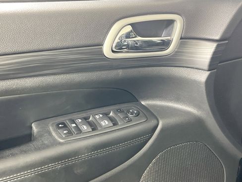 Used 2022 Jeep Grand Cherokee Laredo X image 18