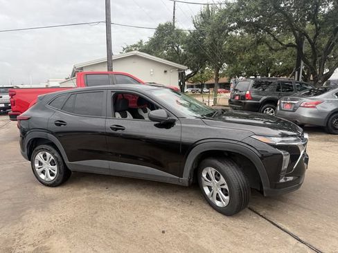 Used 2025 Chevrolet Trax LS FWD image 4
