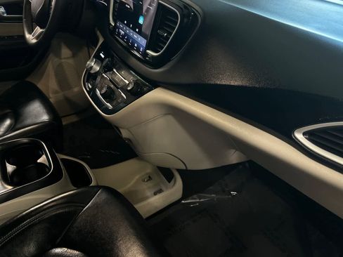 Used 2022 Chrysler Pacifica Touring-L FWD image 20