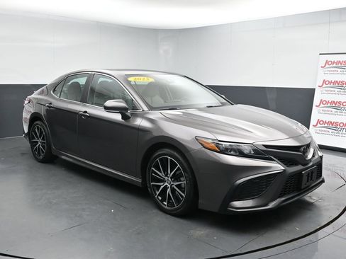 Used 2023 Toyota Camry SE image 2