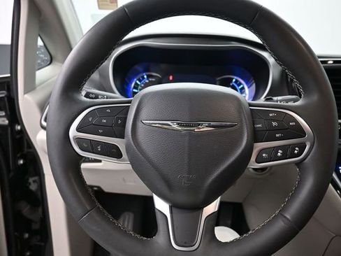 Used 2024 Chrysler Pacifica Select image 16