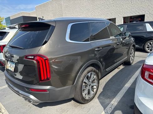 Used 2022 Kia Telluride EX w/ EX Premium Package FWD image 3