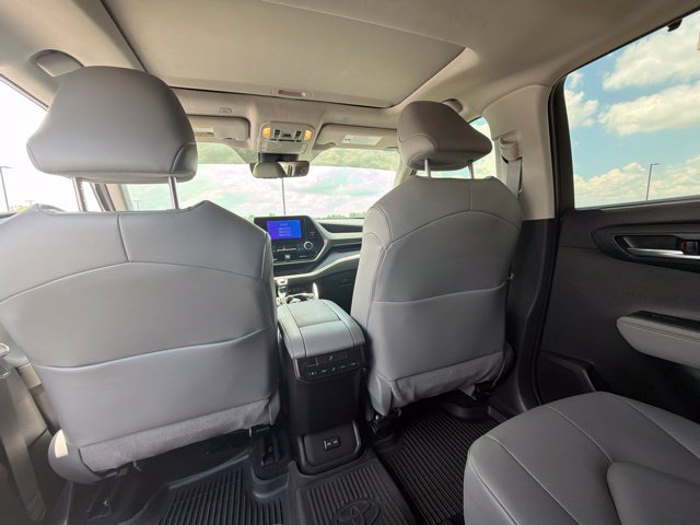 Used 2024 Toyota Highlander XLE AWD/4WD image 18
