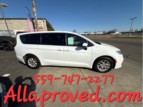 Used 2023 Chrysler Pacifica Touring-L FWD image 1