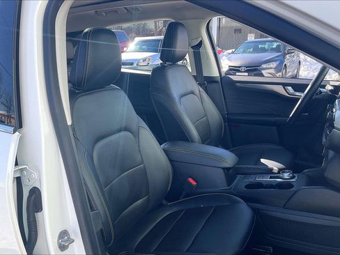 Used 2022 Ford Escape Titanium w/ Class II Trailer Tow Package image 9