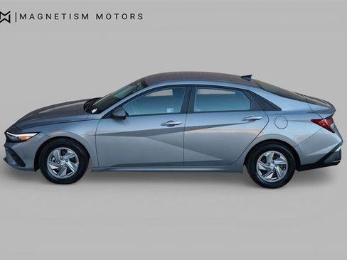 Used 2025 Hyundai Elantra SE w/ Cargo Package FWD image 3