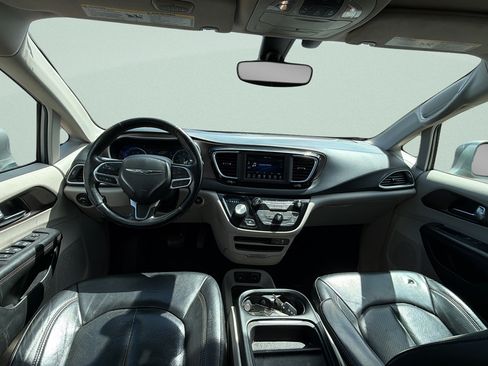 Used 2019 Chrysler Pacifica Touring-L FWD image 10