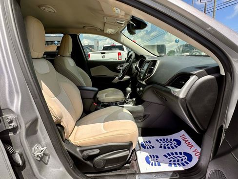 Used 2018 Jeep Cherokee Latitude w/ Mobile Office Group AWD/4WD image 12