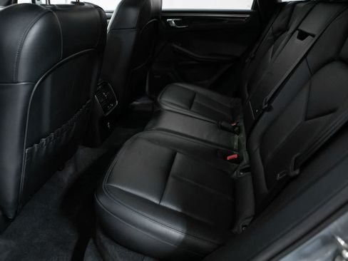 Certified 2024 Porsche Macan AWD/4WD image 34