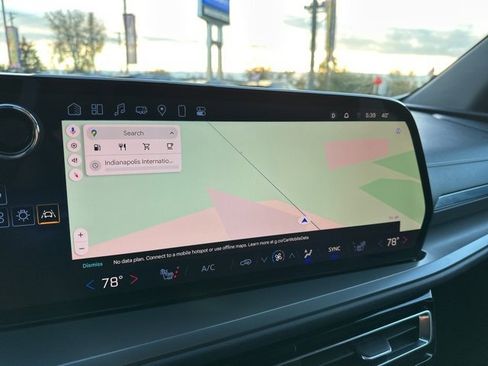 Used 2025 Chevrolet Traverse LT image 37