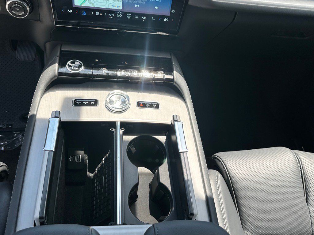 New 2025 Lincoln Navigator Reserve w/ Jet Appearance Package AWD/4WD image 6