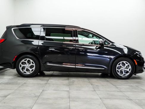 Used 2023 Chrysler Pacifica Limited image 10