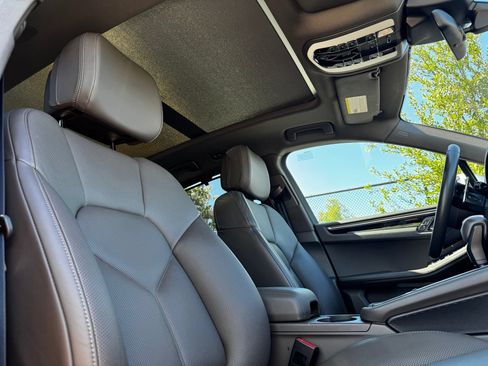 Certified 2024 Porsche Macan AWD/4WD image 28