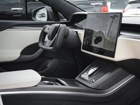 Used 2021 Tesla Model S Plaid image 32