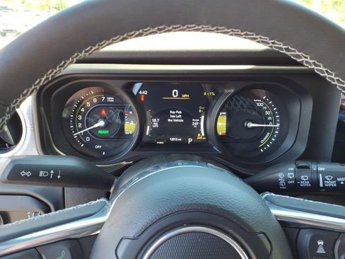 Used 2025 Jeep Wrangler Unlimited Sahara w/ Safety Group AWD/4WD image 13
