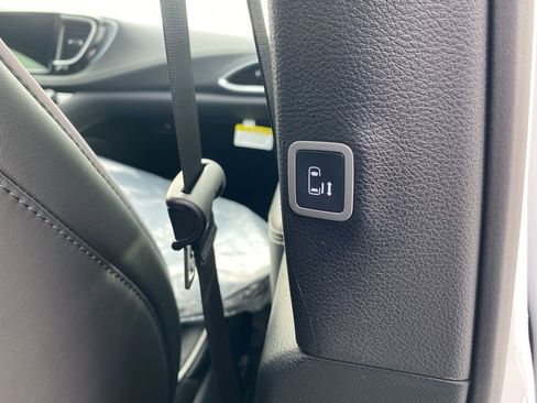 New 2026 Chrysler Pacifica Limited w/ S Appearance Package image 13